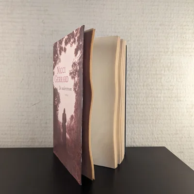 Een boek met water of vochtschade