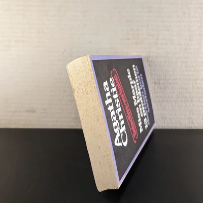 Een boek met vlekken op de bladzijdes