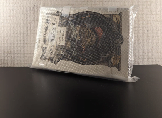 Een boek ingesealed in plastic