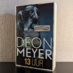 "Op zoek naar '13 uur' en andere werken van Deon Meyer? Wij kopen deze tweedehands boeken! Neem contact op als je exemplaren hebt die je wilt verkopen.