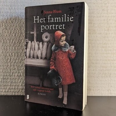 Cover van het tweedehands boek 'Het familieportret' door Jenna Blum, getoond in 400x400 pixels.