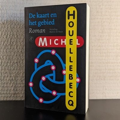 Cover van het tweedehands boek 'De kaart en het gebied' door Michel Houellebecq, getoond in 400x400 pixels.
